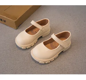 Detailansicht beige Mary Jane Schuhe mit dicken rutschfesten Sohlen für Mädchen.