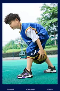 Nieuwe kinder basketbalschoenen met handige draaisluiting op een sportveld buiten