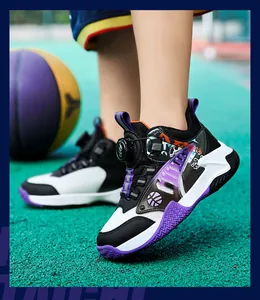 Detail van ademende basketbalschoenen voor kinderen met draaisluiting op een sportveld