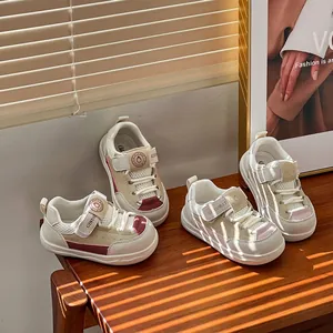 Zapatillas de malla transpirable para bebés en elegante beige y rosa primaveral