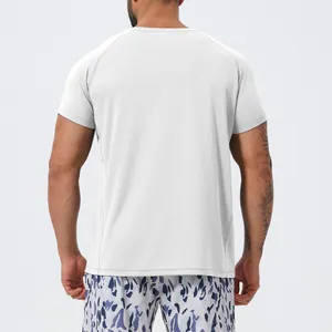 Πίσω όψη λευκού ανδρικού αθλητικού t-shirt από πλέγμα που στεγνώνει γρήγορα