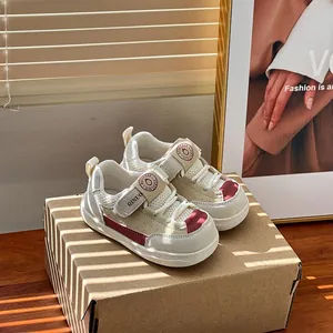 Zapatillas de malla transpirable para bebé en crema y granate, estilo primavera 2025