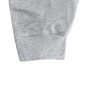 Detailopname van grijze sweatshirt geribbelde manchet met stoftextuur en details