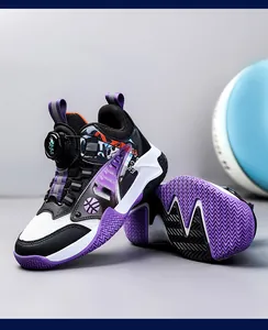 Gedetailleerde weergave van basketbalschoenen voor kinderen met handige draaisluiting.