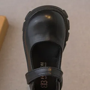 Klassische schwarze Mary Jane Schuhe für Mädchen mit runder Kappe und dicker Sohle
