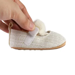 Detailaufnahme eines gewebten Baby-Prinzessin-Schuhs mit Klettverschluss und Pelz