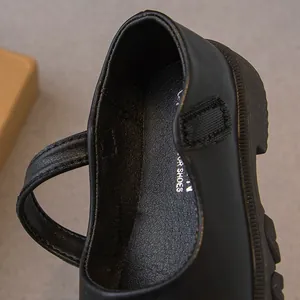 Detail von schwarzen klobigen Mary Jane Lederschuhen für Mädchen mit Innensohle und Textur