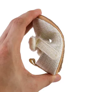 Nahaufnahme des flexiblen, weichen Babyschuhs für Mädchen zeigt Komfort und Qualität