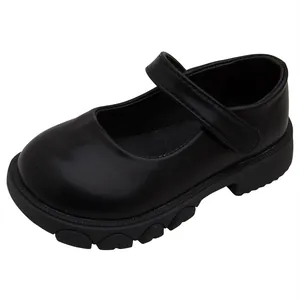 Klassische schwarze Mädchen Plateau Mary Janes mit runder Kappe und fester Sohle.