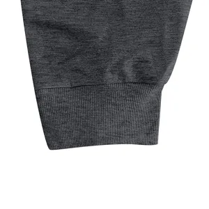 Detailopname van de geribbelde manchet van een grijze casual joggingbroek voor heren.