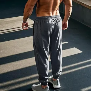 Achteraanzicht van grijze joggingbroek voor heren met atletische pasvorm en textuur