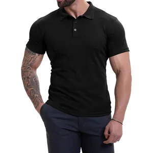 Primo piano di polo nera da uomo, vestibilità slim e tessuto traspirante per look casual.