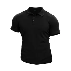Vista dettagliata di una polo da uomo nera slim fit a maniche corte con tessuto traspirante