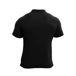 Vista posteriore di una classica polo nera da uomo in tessuto traspirante casual.