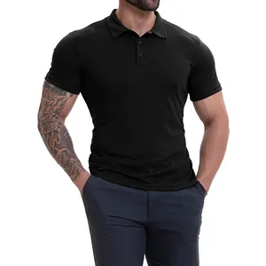 Vista dettagliata di una polo nera a maniche corte da uomo slim fit su un modello maschile