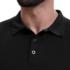 Dettaglio ravvicinato di una polo nera da uomo con colletto a revers e bottoni.