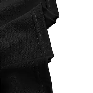 Primo piano macro delle cuciture in tessuto piqué nero traspirante di un polo da uomo premium