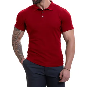 Dettaglio di una polo bordeaux a maniche corte da uomo slim fit in tessuto traspirante