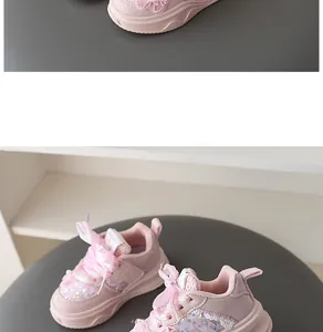 Primer plano de zapatillas rosas para niña con elegantes lazos de encaje y detalles de lentejuelas