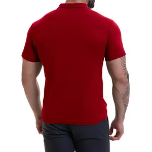 Vista posteriore di una polo da uomo rossa a maniche corte con colletto