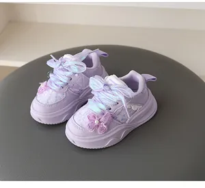 Encantadoras zapatillas moradas para niña con lazo de mariposa y detalles brillantes