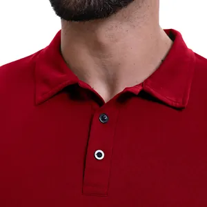 Dettaglio del colletto di una polo da uomo rosso scuro e del tessuto a rete traspirante
