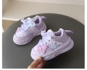 Vista detallada de zapatillas moradas para niña con mariposa, encaje y lentejuelas