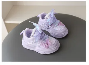 Vista detallada de zapatillas moradas para niña con mariposa, lentejuelas y lazo
