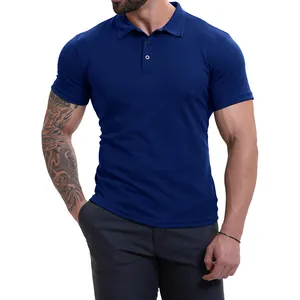 Dettaglio di una polo da uomo blu navy slim fit con colletto a risvolto sul modello
