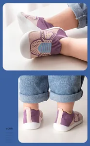 Vista detallada de zapatos para caminar de bebé en punto con suelas muy blandas