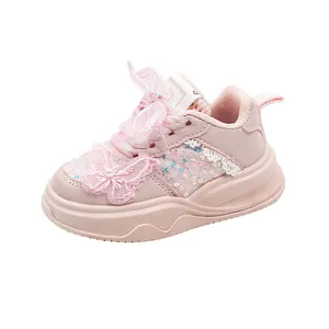 Zapatillas rosa de niña con apliques de mariposa, lentejuelas y lazos