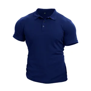 Dettaglio ravvicinato della polo blu scuro da uomo traspirante a maniche corte