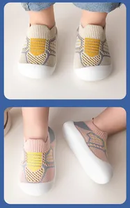 Primer plano de zapatos de gateo para bebé en punto transpirable con suelas blandas.