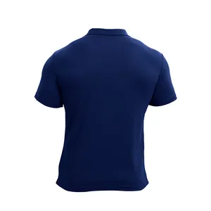 Vista posteriore dettagliata di una polo da uomo a maniche corte blu scuro traspirante