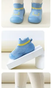 Détail de chaussures chaussettes bébé bleues respirantes avec semelle en caoutchouc