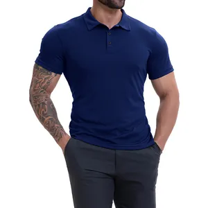 Dettaglio di una polo da uomo blu scuro slim fit traspirante con colletto a risvolto