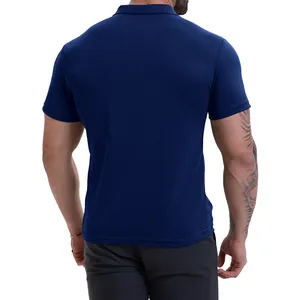 Vista posteriore di una polo da uomo blu navy che mostra il tessuto traspirante.