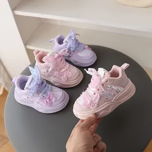 Zapatillas chunky para niña con aplicaciones de mariposa, lentejuelas y cordones de colores.