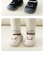Gros plan de chaussures de bébé respirantes avec un joli motif de visage souriant