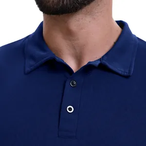 Dettaglio ravvicinato del colletto e dell'abbottonatura di una polo blu scuro da uomo