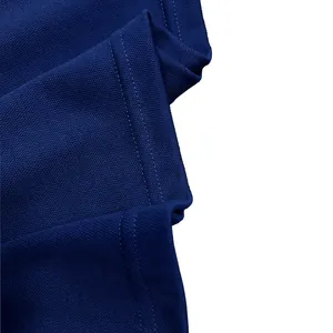 Primo piano del tessuto piqué blu navy di una polo da uomo con doppia cucitura