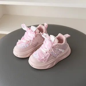Zapatillas rosas de niña con aplique de mariposa, lentejuelas y cordones de cinta