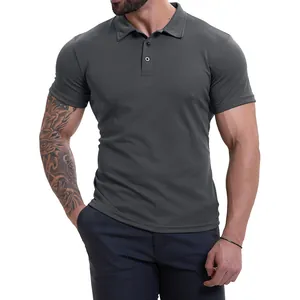 Dettaglio di una polo slim fit da uomo grigio scuro in tessuto traspirante