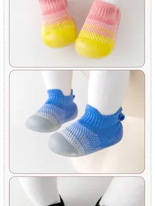 Vue détaillée des chaussures de marche pour bébé en maille avec semelles antidérapantes
