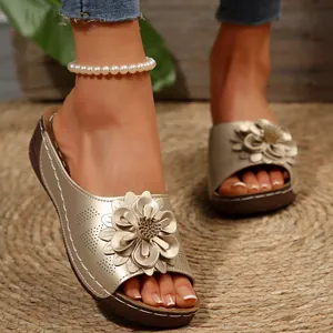 Sandalias de cuña elegantes para mujer con detalle de flor grande y punta abierta
