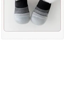 Gros plan de chaussures de marche pour bébé en maille avec bout antidérapant.