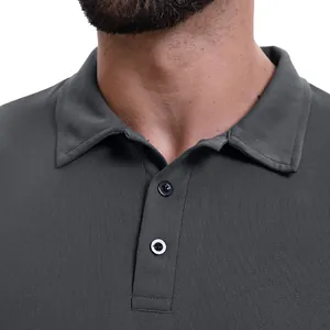 Vista dettagliata del colletto e dei bottoni di una polo da uomo grigio scuro in piqué