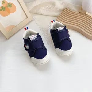 Vista detallada de zapatos para caminar para bebés azul marino con suelas blandas
