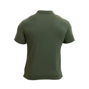 Vista posteriore dettagliata di una polo da uomo a manica corta verde scuro traspirante