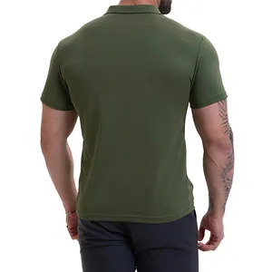 Vista posteriore di una polo da uomo a maniche corte verde oliva su un modello